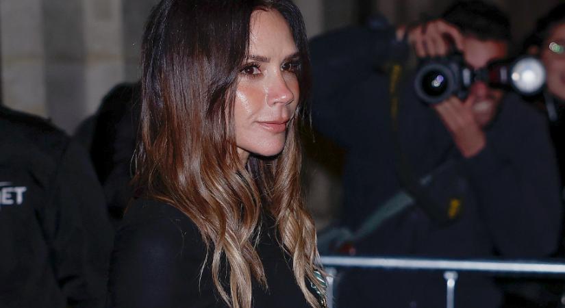 Victoria Beckham bebizonyította, hogy a fekete ruha nyáron is jó választás