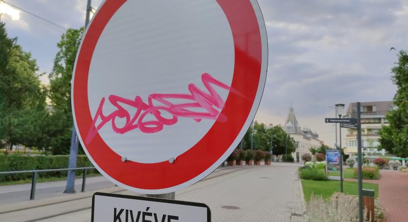 Ismeretlen „művész” firkálta tele a vásárhelyi belvárost