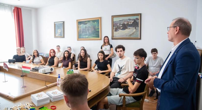 Diákok segítik a városi intézmények munkáját