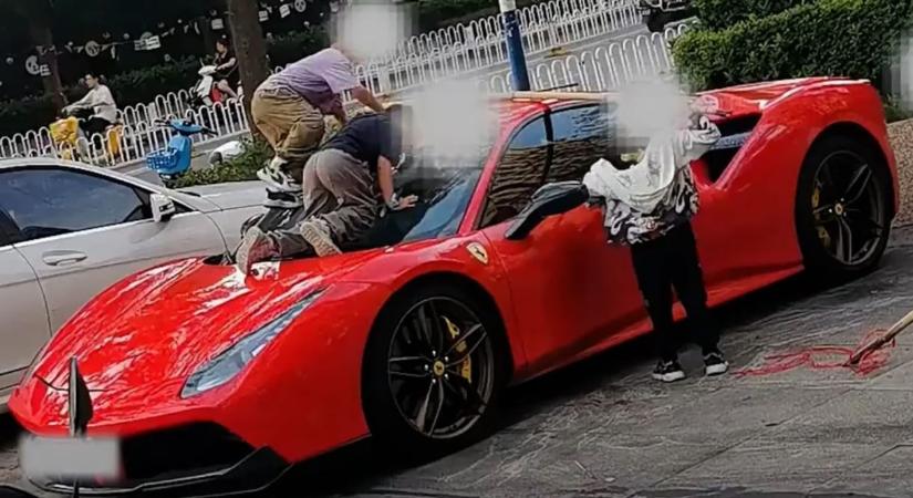 Videó: Csúszdának használták a 140 milliós Ferrarit a gyerekek, a szülők meg fizethetik a károkat