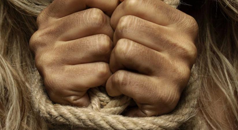 Brutális csoportos erőszak: több férfi gyerekek előtt kínozott és erőszakolt meg egy nőt