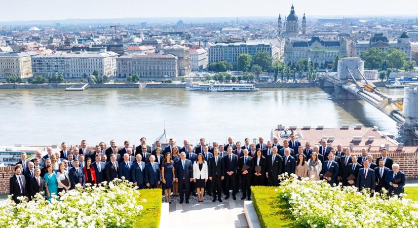 Kifizetik a volt államtitkárok végkielégítését, a miniszterek lelépési pénze civil szervezetekhez kerül