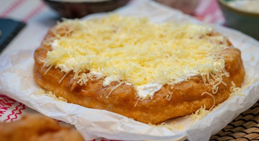 Ennyibe kerül most egy sajtos-tejfölös lángos a Balatonnál, Szegeden egy komplett ebéd kijön belőle