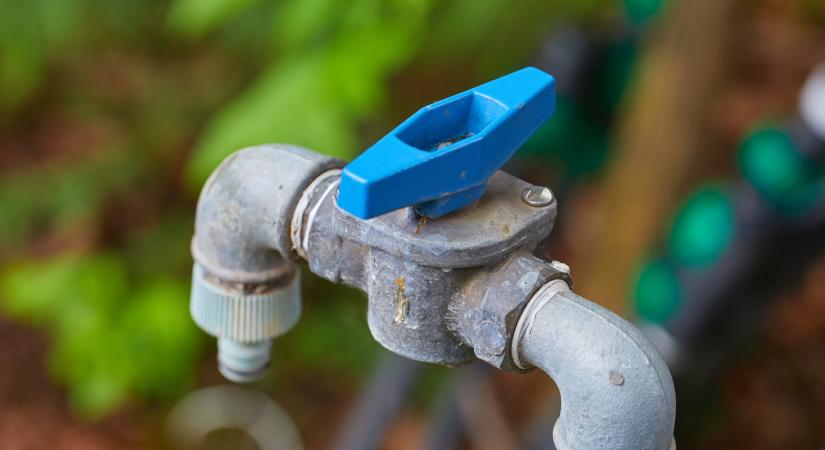 Ők már fellélegezhetnek - Újra lehet locsolni és kocsit mosni, kivezették a vízkorlátozást egy Budapest melletti településen
