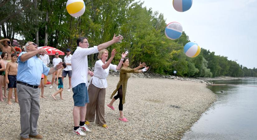 Széchenyi István újra a Dunában – az Árasztó-parti szabadstrandon