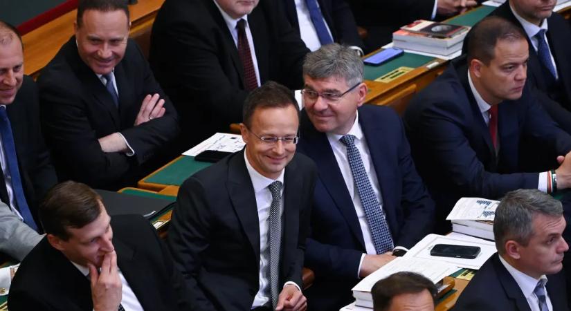 2022 és 2026 között több mint ötvenszer ült magánrepülőre Szijjártó Péter, közel ötmilliárd forint ment el az útjaira