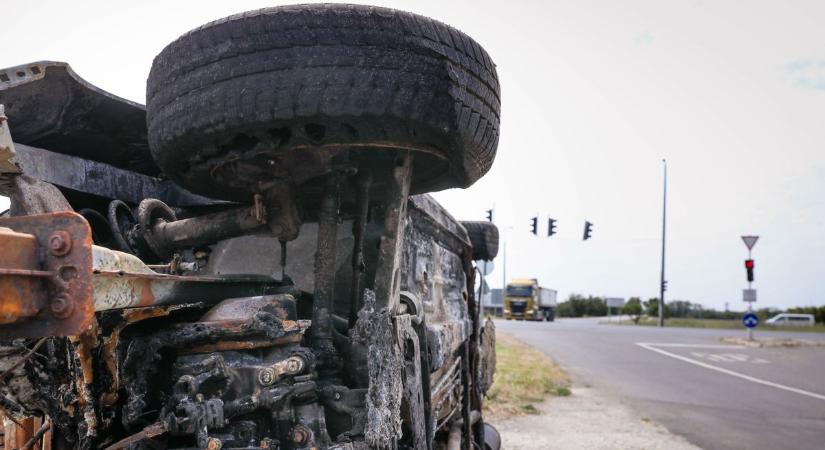 Porrá égett egy autó a 37-es főúton, senki nem tudja, hogyan! (fotók, videó)