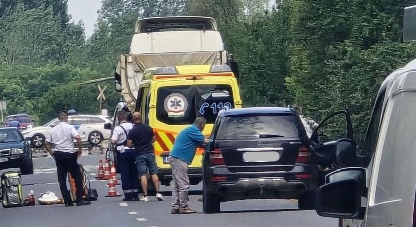 Súlyos közúti baleset: kerékpárost gázoltak el, a helyszínre mentőhelikoptert is riasztottak! Teljes az útzár ezen a szabolcsi szakaszon