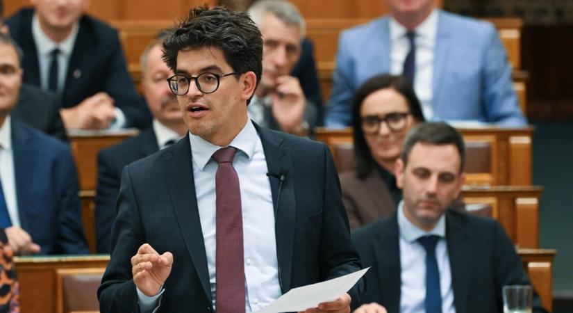 Szijjártó Péter kimaxolta a luxust: még Bécsből is magángéppel jött haza, a számlától pedig lefordulsz a székről