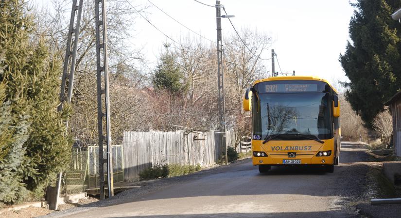 Itt a Volánbusz válasza: ezért hagyta a busz a megállóban a 13 éves kamaszlányt a 40 fokos hőségben