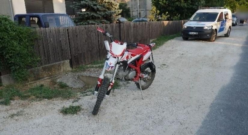 Papucsban, jogsi nélkül ült motorra – két háznyit sem jutott, drótkerítésnek csapódott