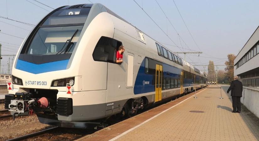 Stadler: a Flirt motorvonatok nem bírják a negyven fokot, a szolnoki kocsiszekrények állják