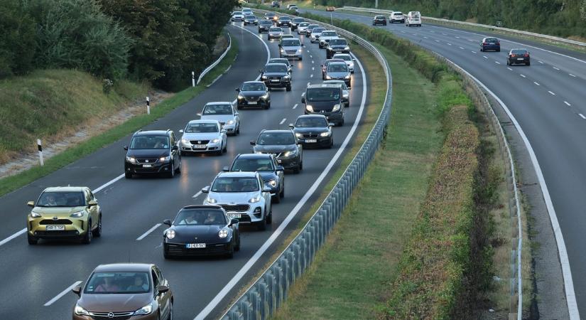 Ég a tarló az M7-es mellett, veszélyben a közlekedés