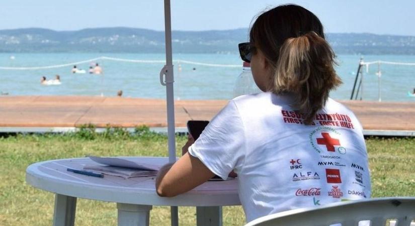 Júliustól ismét vöröskeresztes önkéntesek segítenek a Balatonnál strandolóknak