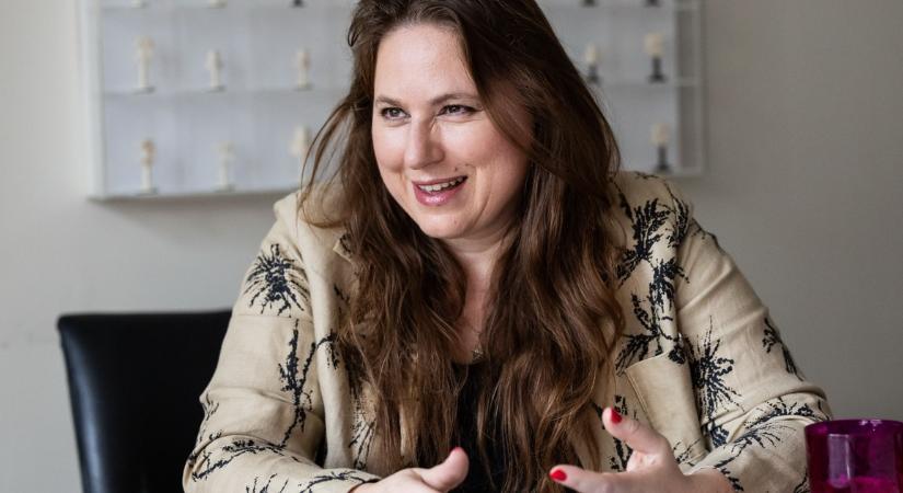 Polgár Judit lenyomott egy sakkpartit Magyar Péterrel, Rubik Ernő is közelről figyelte a meccset – fotó