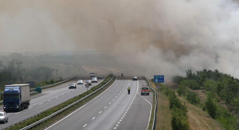 Tűz a Balatonnál - az M7-es autópályán Fonyódligetnél a sűrű füst miatt korlátozottak a látási viszonyok!