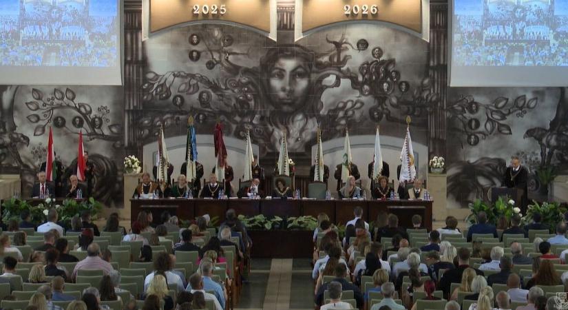 Az MFK és AVK végzett hallgatói is átvették a diplomájukat