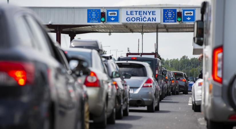 Ég a tarló az M7-esnél, a szálló füst veszélyezteti az autópálya közlekedését