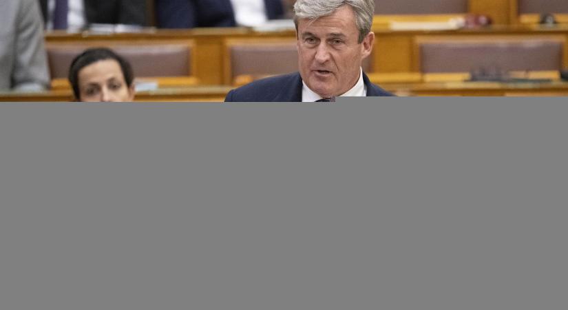 Kapitány István: Már lehet pályázni megújulóenergia-beruházásokra, szélerőművek telepítésére, okosmérős fejlesztésekre