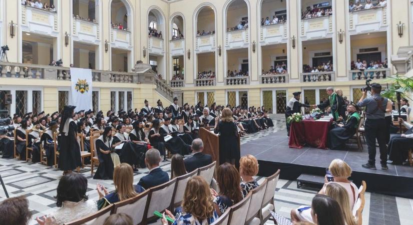 Az Egészségtudományi Kar végzősei is átvették diplomájukat - fotókkal!