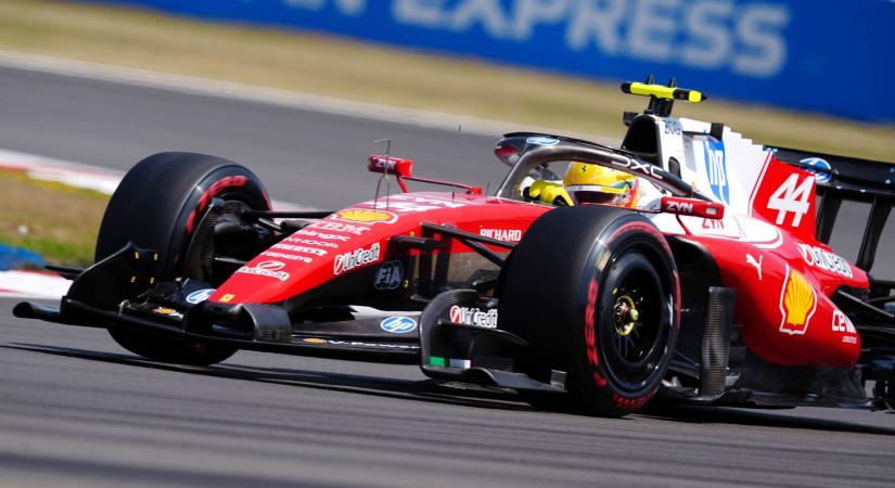 Álomnapot zárt Hamilton Silverstone-ban, megvan a pole