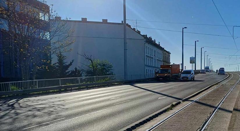 Hetekig tartó sávlezárás lesz egy fontos budapesti felüljárón