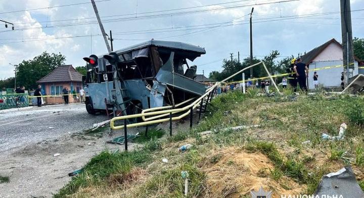 Vonat ütközött menetrend szerinti kisbusszal Rivne megyében – négy halott