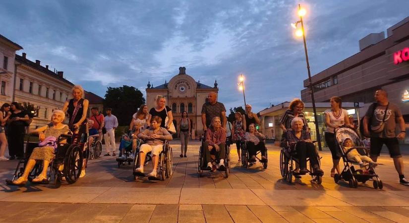„100 év nálunk nem akadály” – megható gesztussal vitték el az időseket a pécsi fényfesztiválra