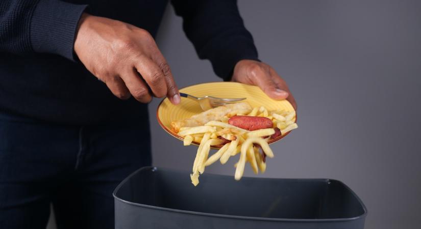 Telefonbetyárok szivattak meg egy magyar éttermet: 6 dolgozó túlórázott, 15 hot dog és 4 gyros tál ment kárba
