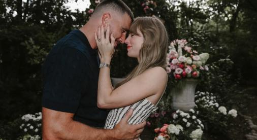 Kastélyszerű díszlet, lezárt aréna, sztárparádé – Taylor Swifték titkos álomesküvőjére figyel New York
