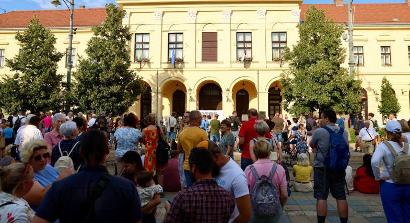 Demonstrációt tartottak Debrecenben a Semcorp-ügy miatt – fotókkal