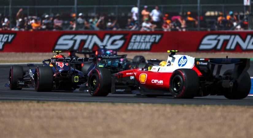 Hamilton robbantott Silverstone-ban, közben forr a levegő a Ferrari és a Mercedes között – pénteki F1-es hírek