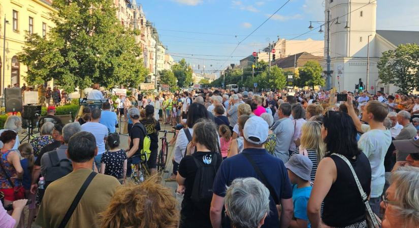 Betelt a pohár: tüntettek Debrecenben a Semcorp-ügy miatt