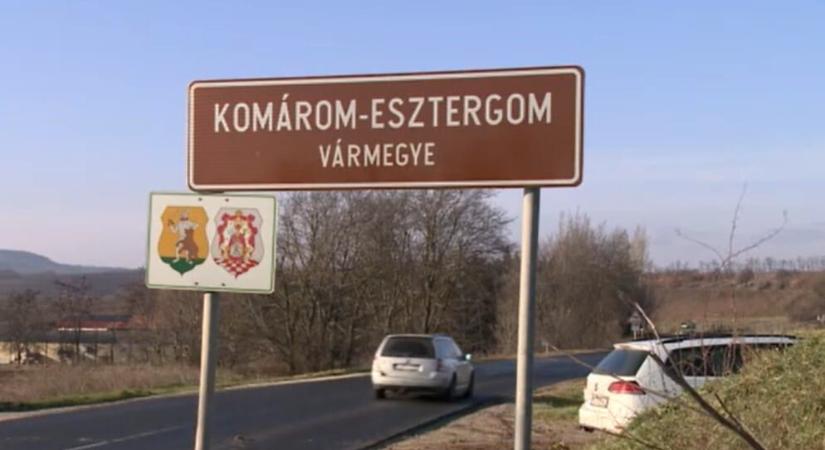 Új megyetáblákra lehet szükség, és a közútkezelő vállalat szerint közel 50 millió forintba kerülhet.