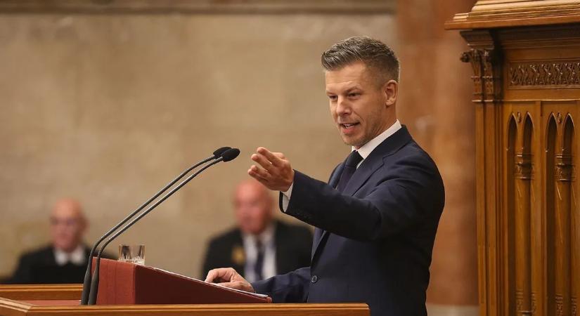 Durvul a vita Magyar Péter és Áder János között: a miniszterelnök drónvideót mutatott az államfői rezidenciáról