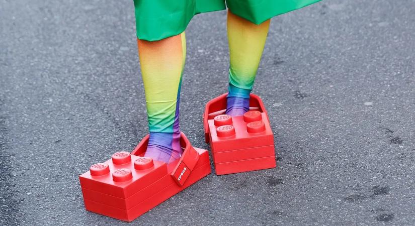 Itt az új divatőrület – A legtrendibbek LEGO-ból készült papucsot hordanak