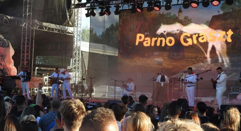 "Akinek a zene a vérében van" - a SopronFesten zenélt a Parno Graszt - videó
