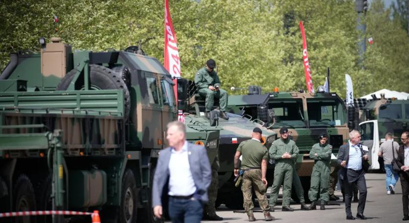 A tengerfenéktől az űrig erősítené az EU védelmi iparát az Európai Bizottság