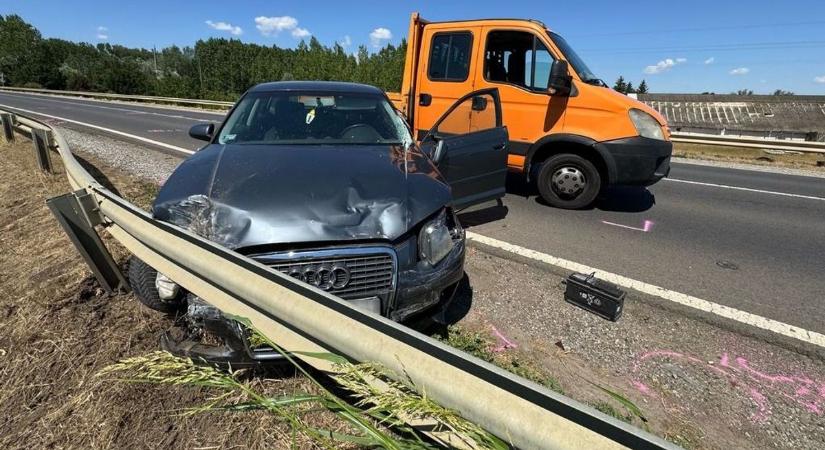 Gyermek is megsérült a 4-es főúton történt balesetben - fotókkal