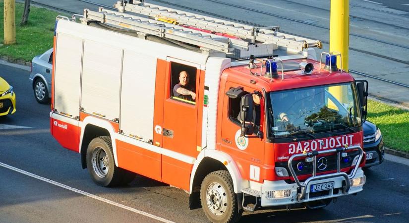 Most történt: villanyoszlopnak hajtott egy autó Tatabányán, teljes az útzár