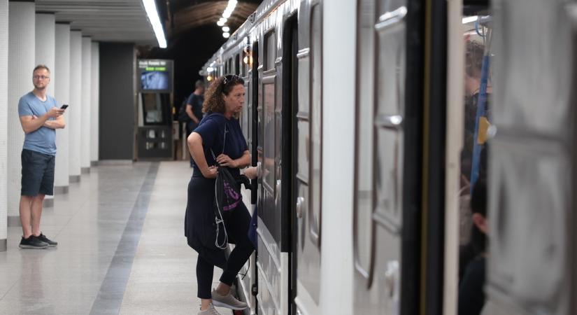 Dráma a 3-as metrón: autista kisfia mellett omlott össze az édesapa