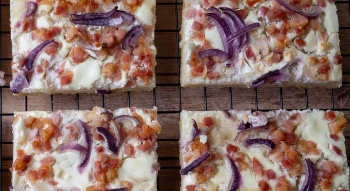 Szalonnás, lila hagymás langalló: így készül a magyar pizza