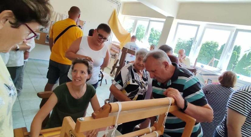Közösen szőtték a múlt és jelen szálait: különleges kiállítás nyílt Kőteleken – galériával