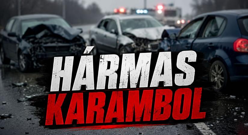 Hármas karambol a 4-es főúton! Hatan voltak az autókban!