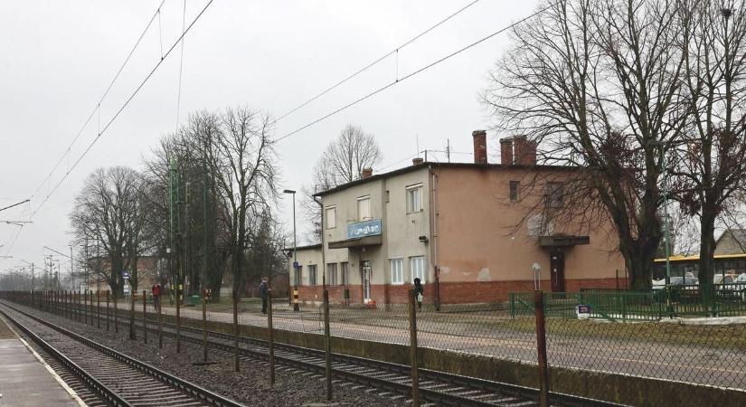 Hihetetlen jelenet a vasútállomáson: kukával támadt a feleségére egy borsodi férfi