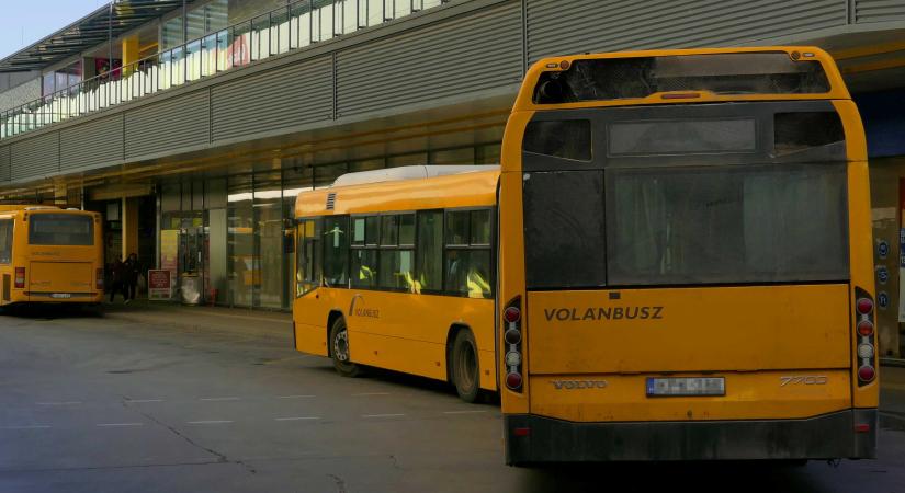 Reagált a Volánbusz: ezért hagyta a busz a megállóban a 13 éves lányt a 40 fokos hőségben