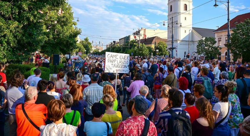 "Betelt a pohár!" - A tiszta ivóvízért tüntettek Debrecenben