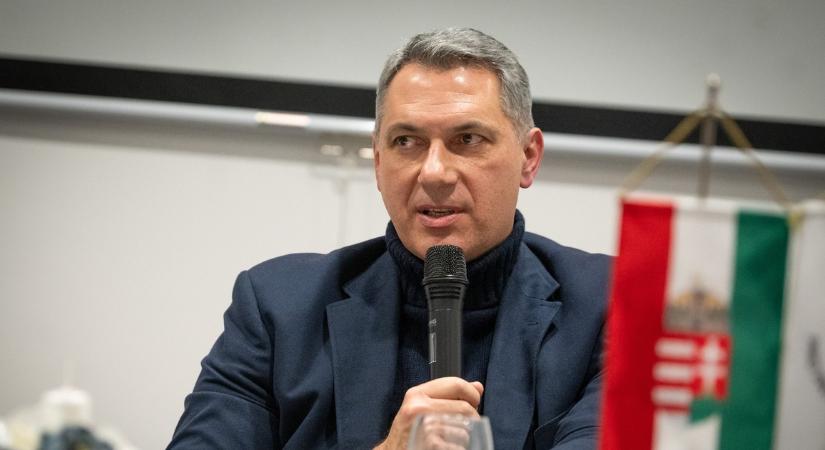 Bedobta a törölközőt a Lázár Jánoshoz köthető hódmezővásárhelyi hírportál is