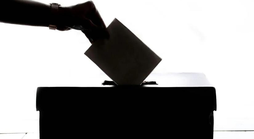 Megkezdődött a népszavazás: egy ország dönt ma a kormányfő sorsáról