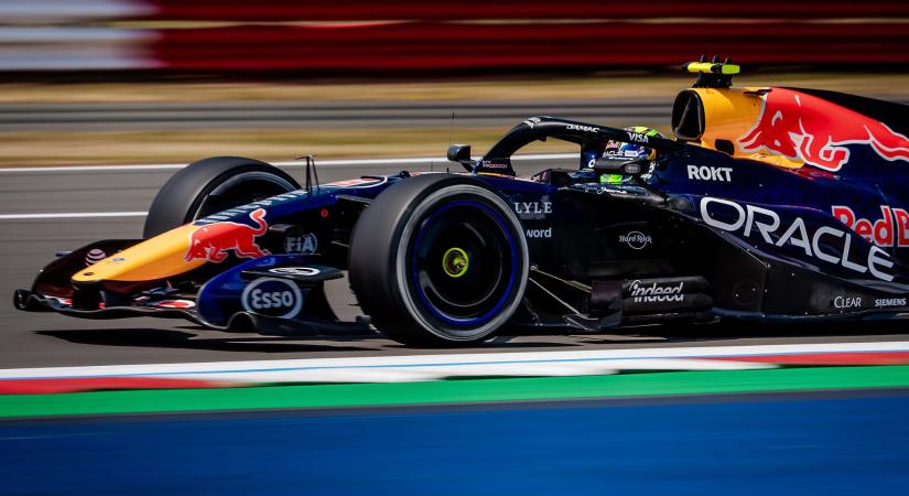 A silverstone-i F1-es sprintfutam rajtrácsa